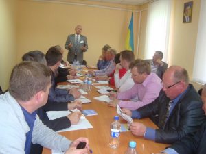 Кіптівський селищний голова Володимир Кучма виступає перед групою заступників голів районних рад 12 травня у рамках тематичного короткотермінового семінару.