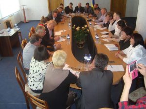 Обговорення групою заступників голів районних рад у селищі Десна 12 травня 2016 року.