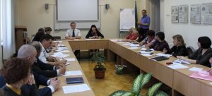 Заступник керівника апарату обласної державної адміністрації, кандидат філософських наук, доцент Ірина Соломаха та директор Центру, кандидат історичних наук Володимир Бойко відкривають постійно діючоий тематичний семінар для керівників апаратів райдержадміністрацій, керуючих справами виконавчих апаратів Чернігівської, Ніжинської, Прилуцької, Новгород-Сіверської міських рад. 25 травня 2016 року.