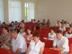 Розпорядники бюджетних коштів району слухають виступ заступника начальника відділу ресурсного забезпечення розвитку територій та з питань державного сектору економіки департаменту економічного розвитку облдержадміністрації Олени Ожог з питань запровадження електронної форми державних закупівель та порядку їхнього проведення у системі ProZorro в рамках виїзного семінару у Семенівську райдержадміністрацію 1 липня 2016 року.