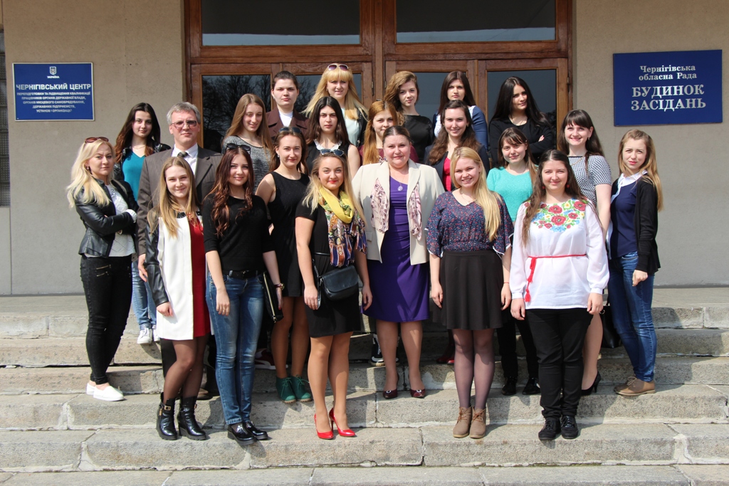 Наталія Романова та групп студентів старших курсів внз Чернігова та Ніжина 8 квітня 2016 року.