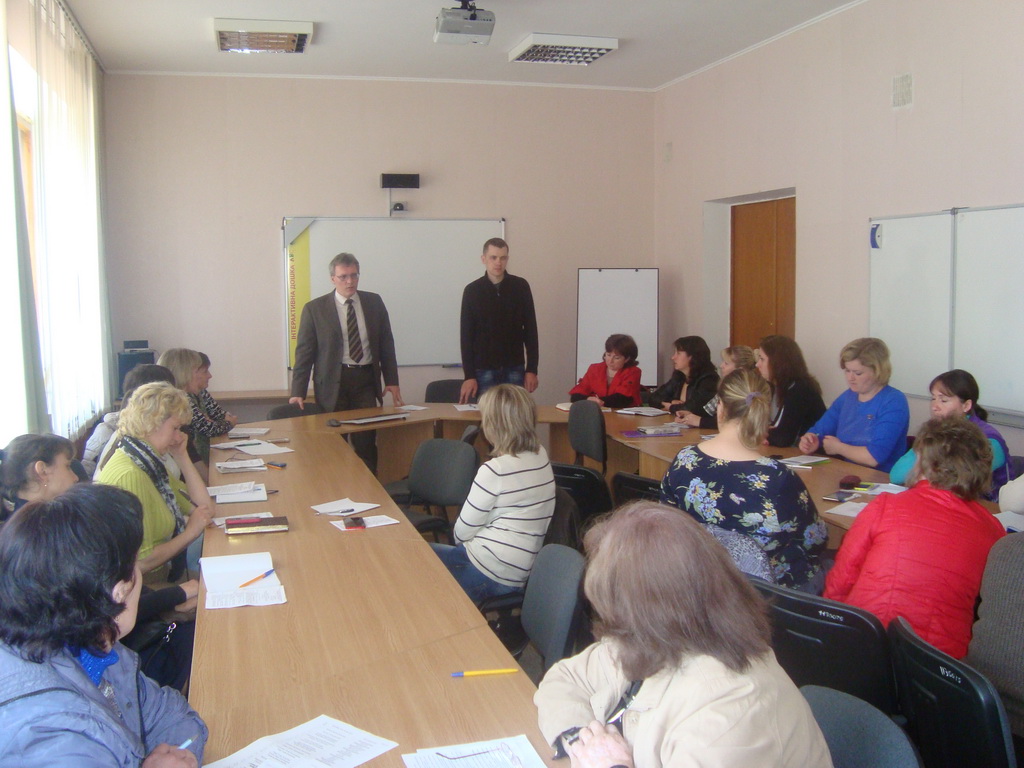 Директор Чернігівського центру перепідготовки та підвищення кваліфікації кадрів Володимир Бойко відкриває другу сесію навчання за професійною програмою підвищення кваліфікації для новообраних секретарів сільських, селищних, міських рад (друга сесія) 18 квітня 2016 року.