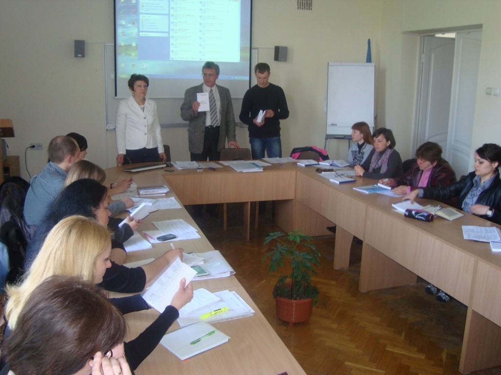 Директор Центру Володимир Бойко на відкриті семінару для фахівців, відповідальних за проведення державних закупівель питань проведення державних закупівель 19 квітня 2016 року.