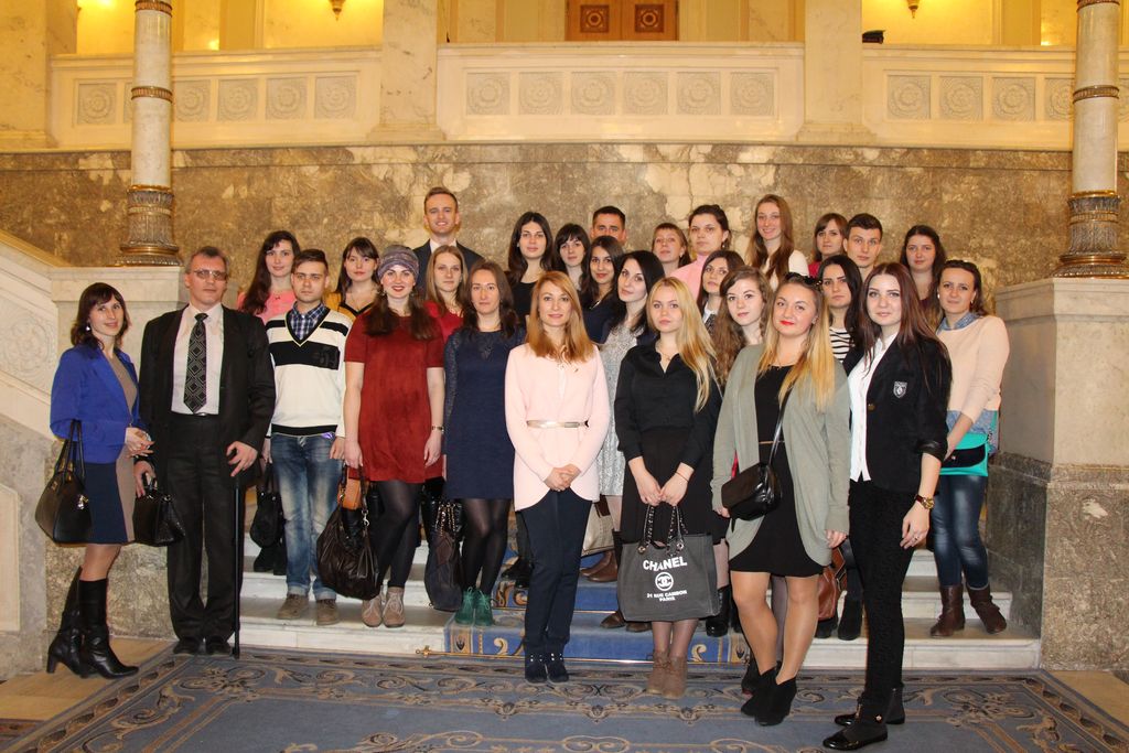 Група студентів випускних курсів університетів Чернігова та Ніжина під час екскурсії у Верховній Раді 31 березня 2016 року