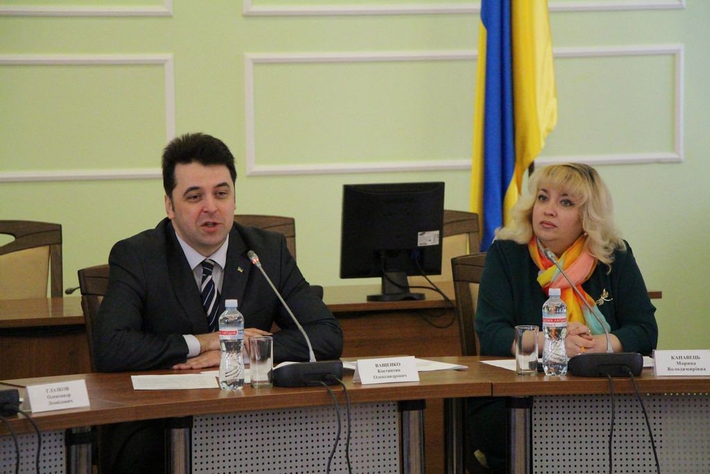 Костянтин Ващенко та Марина Канавець на зустрічі зі студентами випускних курсів університетів Чернігова та Ніжина 31 березня 2016 року