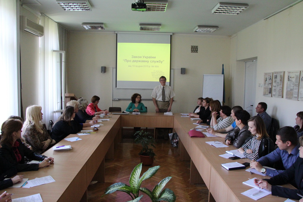 Володимир Бойко відкриває першу сесію навчання новопризначених спеціалістів за професійною програмою підвищення кваліфікації 16 травня 2016року .