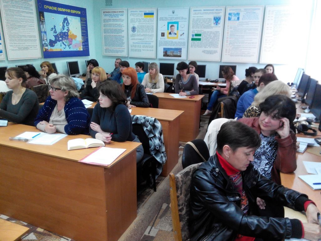 Група спеціалістів з питань призначення, перерахунку та виплати пенсії управлінь Пенсійного фонду України в містах та районах області під час відкриття 17 травня 2016.року.
