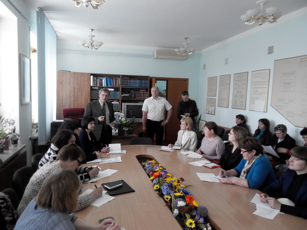 Група бухгалтерів районних та міських Чернігова, Ніжина, Прилук, Новгород-Сіверського центрів соціальних служб для сім’ї, дітей та молоді на семінарі з питань бухгалтерського обліку та звітності 19 травня 2016 р.