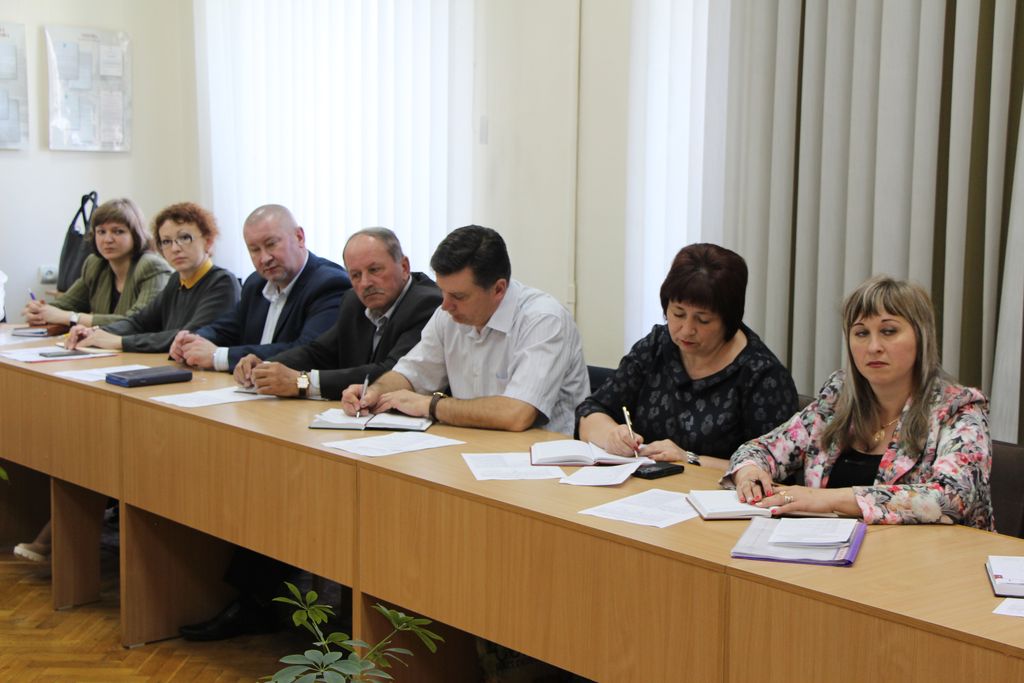 Група керівників апаратів райдержадміністрацій, керуючих справами виконавчих апаратів Чернігівської, Ніжинської, Прилуцької, Новгород-Сіверської міських рад 25 травня 2016р.