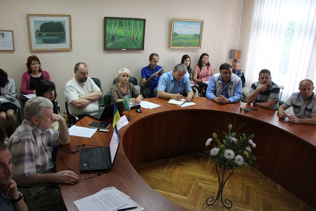 Учасники обговорення "Формування системи взаємодії центральних органів виконавчої влади з місцевими держадміністраціями та інститутами громадянського суспільства з питань національно-патріотичного виховання" від Чернігова 7 липня 2016 року.