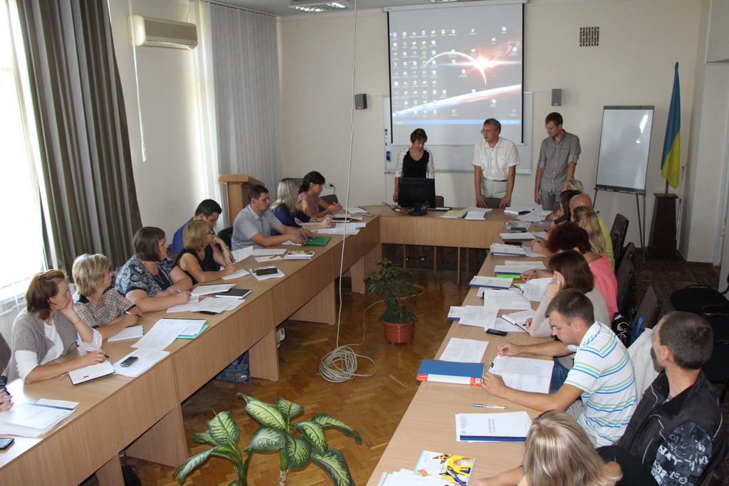 Директор Центру, кандидат історичних наук Володимир Бойко відкриває тематичний семінар для фахівців у сфері публічних закупівель розпочався 13 вересня 2016р.