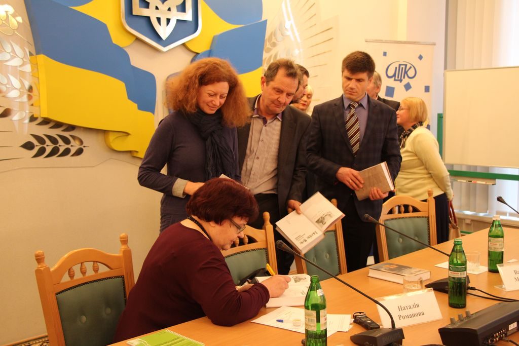 Наталія Дзюбенко-Мейс підписує примірники